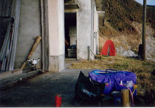 平島の波止場近くの待合所とテント