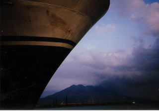 村営汽船「としま」と桜島 トカラ列島の旅が始まる