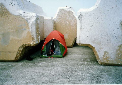 とりあえず防波堤の大きな消波ブロックの合間にテントを張った